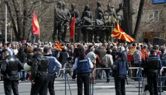 Semmibe veszi a parlamentet és az albán kisebbség jogait a macedón elnök