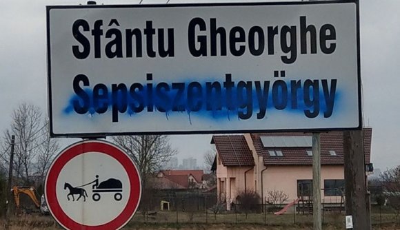 Lemázolták Sepsiszentgyörgy városnévtáblájának magyar feliratát