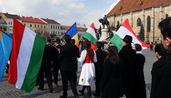Végre incidensek nélkül zajlott az ünnepi felvonulás Kolozsváron (VIDEÓ)