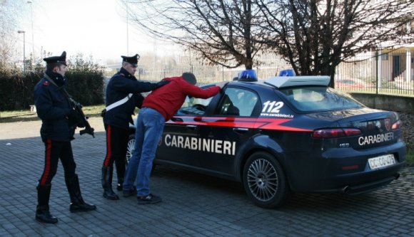 Egy olasz maffiózót zavartak a szomszéd románok, felgyújtotta a házukat