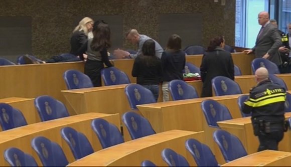 A holland parlamentben akart öngyilkos lenni egy férfi