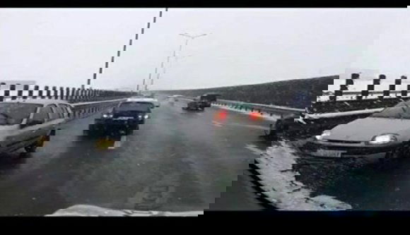 Menetiránnyal szemben hajtott az autópályán: repül a jogsija