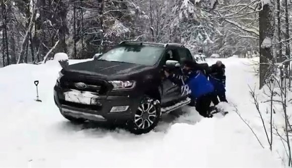 Nekiindultak a hegynek, hóban ragadtak