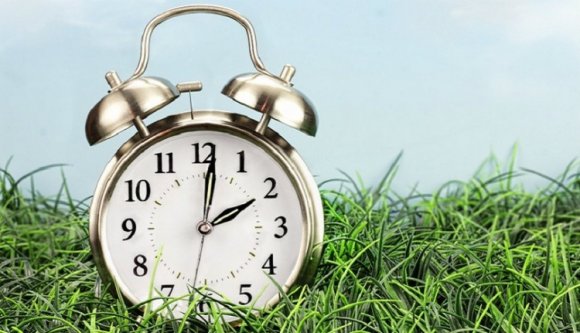 Egy órával öregebbek leszünk a szombatról vasárnapra virradó éjszakán
