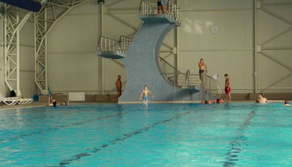 Tízéves kislány vesztette el két ujját ugrás közben a brassói élményfürdőben