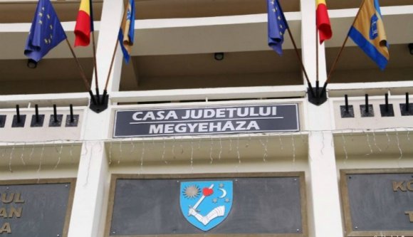 A megyeháza felirat miatt bírságolták meg Tamás Sándort