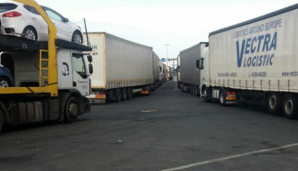 Húsz kilométeres sorokban állnak a kamionok a magyar-román határnál