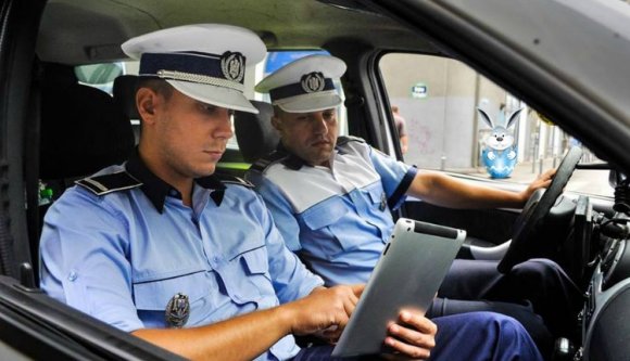 Két rendőr találkozik a húsvéti nyuszival: Ni, a kisjézus!