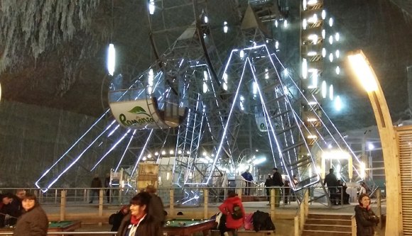 Turisták ragadtak fent a tordai sóbánya óriáskerekén