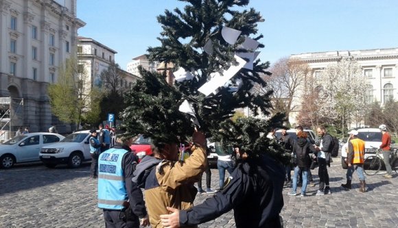 A műveletlen vezetők ellen tüntettek