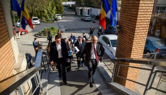 Most Bukaresten a sor: iktatták a kisebbségvédelmi kezdeményezés aláírásait