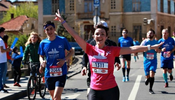 8000-en szaladnak és senki se autózik Kolozsvár belvárosában