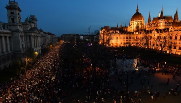Tüntettek Budapesten azok, akik elégedetlenek a választás eredményével