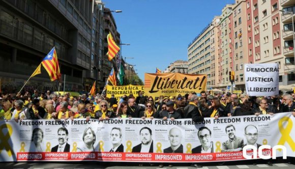 Százezrek követelték Barcelonában a letartóztatott katalán politikusok szabadon engedését
