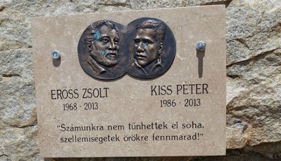 Felállította Erőss Zsolt emléktábláját Varga Csaba a Himalájában