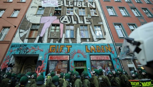 Román foglaltház-lakók tucatjait lakoltatta ki a berlini rendőrség