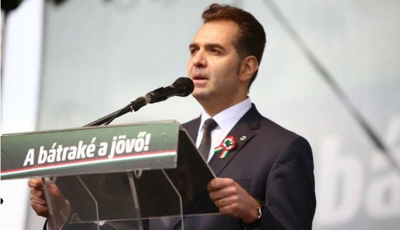 Bíróságra viszi a zászlóbírság ügyét Antal Árpád