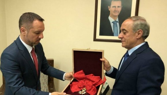 Román közvetítéssel adta vissza a francia Becsületrendet Bassár el-Aszad szíriai elnök