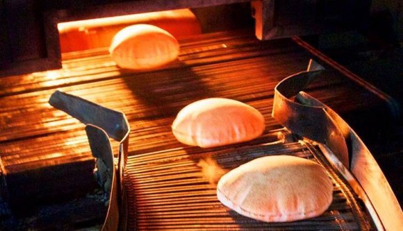 Arab kenyeret sütő pékség nyílt Kolozsvár mellett, szíriai menekült igazgatja