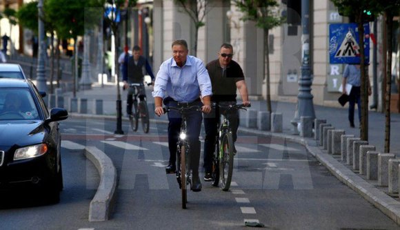 Iohannis a munkába is biciklivel megy