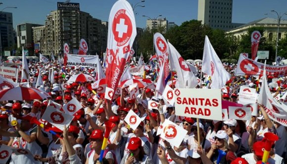 Tízezer egészségügyi alkalmazott tüntet és sztrájkra készül