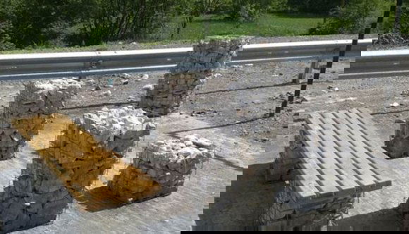 Most út menti jelzőoszlopokat, padokat loptak Hunyad megyében