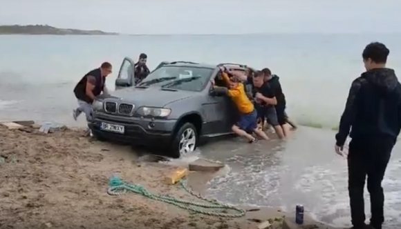 A Fekete-tengerben kötött ki egy terepjáró (VIDEÓ)