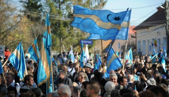 Óriási székely zászlókat helyeznek ki Marosszéken