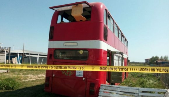 Emeletes buszon gyilkoltak meg egy férfit a román tengerparton