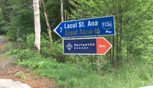 Valakinek nem tetszett, hogy magyarul is mutatják az irányt a Szent Anna-tó felé