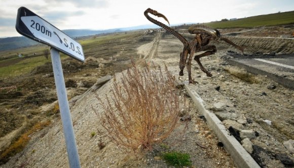 Tippeljen, ki a hibás azért, hogy a mioritikus hazában nincsenek autópályák!