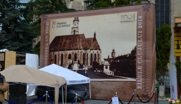 Kikerült a történelmileg hű óriásposzter Kolozsvár főterére