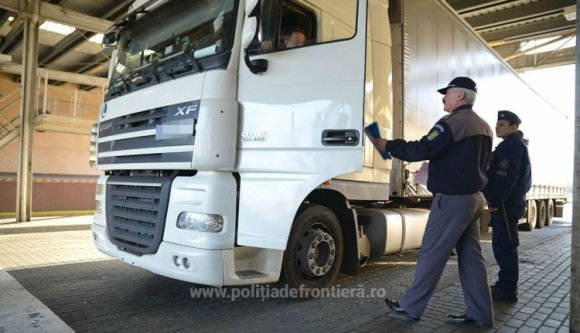 Rohadt nagy a kamionsor a magyar-román határon, a románok szerint a magyar fél miatt