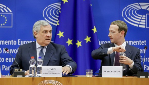 Megmogyorózták egy kicsit Zuckerberget az Európai Parlamentben az adatvédelmi botrány miatt