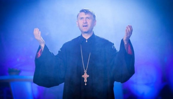 Adócsalással is vádolják a megrontással, kerítéssel és népdalénekléssel hírnevet szerző expapot