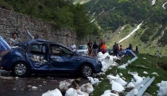 Lavina talált telibe két gépkocsit a Transzfogarasi úton