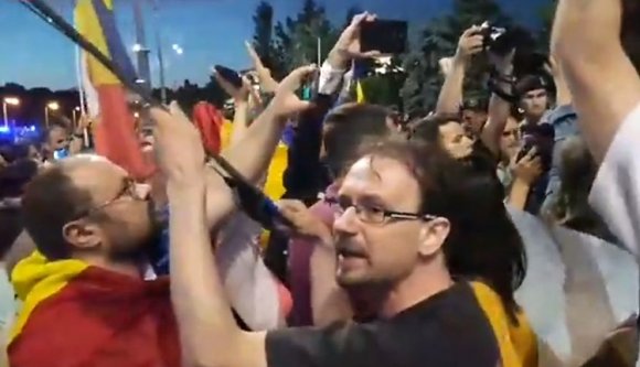 Tüntetéseket provokált ki az alkotmánybíróság