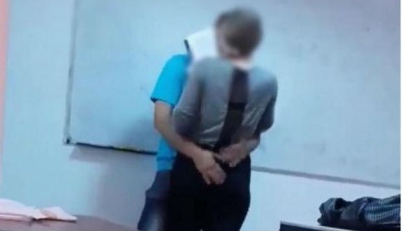 Tizenöt éves diáklánnyal csókolózott a tanár az osztályteremben (VIDEÓ)
