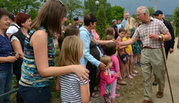 Pálinkázott egyet Károly herceg a Székelyföldön