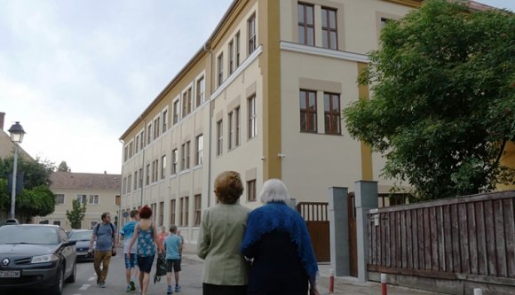 Miért ne szólhatna egy új iskolaszárny felavatásán a Highway To Hell? (VIDEÓ)