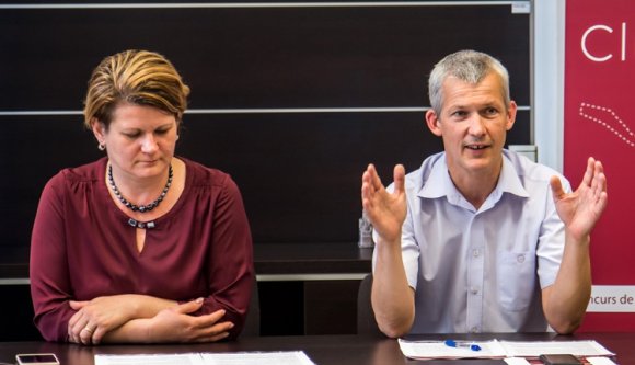 Vetélkedve tanítják meg a diákoknak a román és a magyar Kolozsvárt