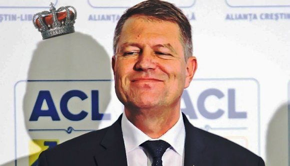 Klaus királyt lemondásra kényszerítik