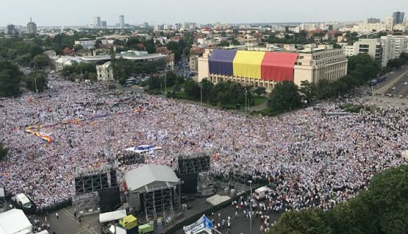 PSD- és kormánytámogató néptömegek hömpölyögtek Bukarestben