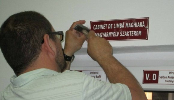 Nem sikerült elgáncsolni az iskolai kétnyelvűségről szóló határozatot a Maros megyei prefektusnak