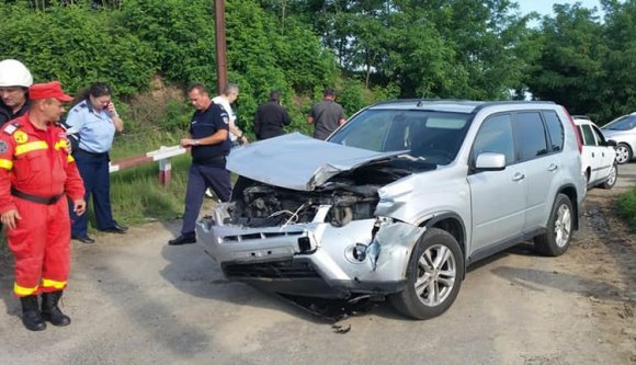 Elcsapta a vonat egy autó orrát