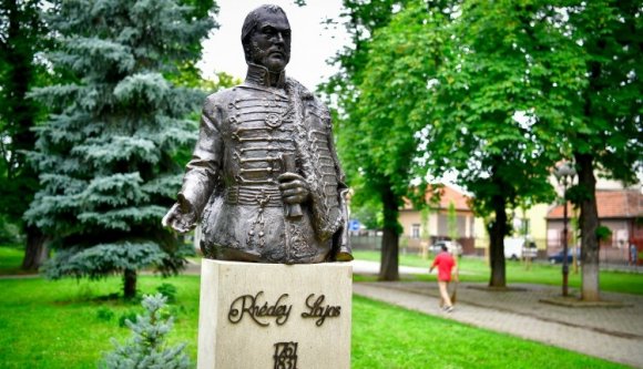 Szobrot állítottak Nagyvárad legnagyobb mecénásának, gróf Rhédey Lajosnak