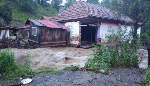 Több száz méteren sodort az ár egy tűzoltót