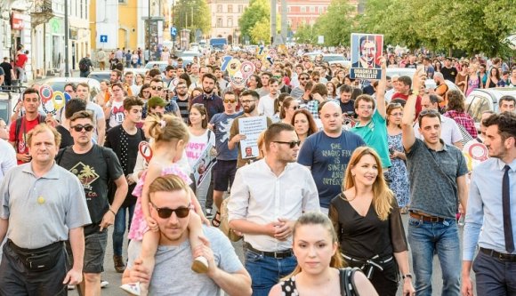 Kolozsváron ismét tömegek tüntettek a PSD, az ALDE és az RMDSZ ellen