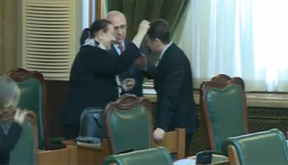 Börtönbe megy az a volt szenátor, akit olajjal kentek meg, hogy ne vigye el a DNA