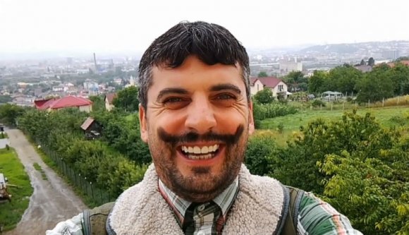 Kackiás bajsza van és akcentussal beszél románul, ki az? (VIDEÓ)